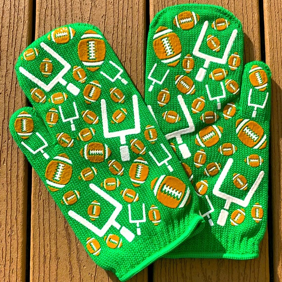 🆕TARA TESHER TEMPTATIONS FOOTBALL OUTDOOR FLAME RESISTANT OVEN GRILL MITTS NWTS - Picture 1 of 3